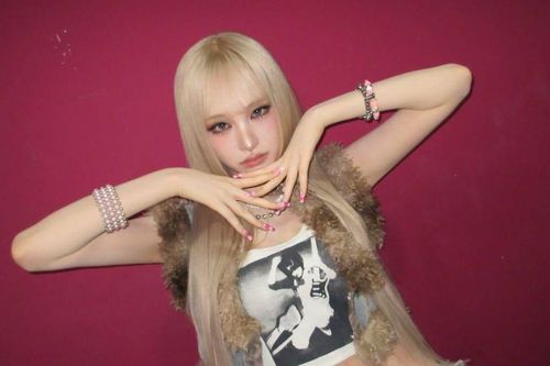 Liz (IVE) gây chú ý với vòng eo siêu nhỏ