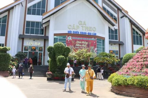 Gần 10 ngàn người tham quan, lễ chùa dịp năm mới tại núi Chứa Chan