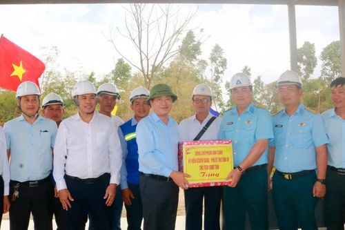 Chủ tịch UBND tỉnh Phạm Anh Tuấn thăm, chúc Tết tại các công trình giao thông trọng điểm