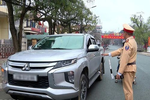 Cảnh sát giao thông Lào Cai sử dụng flycam để hỗ trợ phát hiện vi phạm về nồng độ cồn