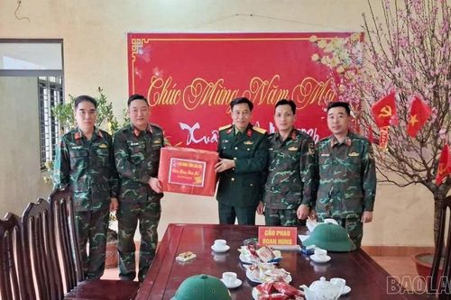 Bộ CHQS tỉnh Lào Cai thăm, tặng quà và chúc Tết lực lượng bảo đảm cầu phao sông Lô