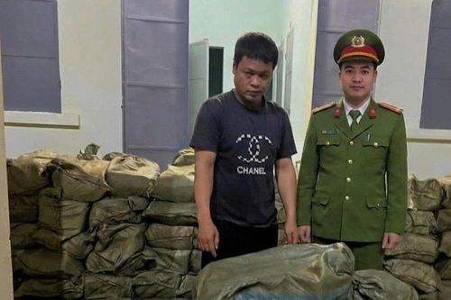 Lạng Sơn: Khởi tố 8 bị can vận chuyển trái phép hơn 1 tấn xúc xích qua biên giới