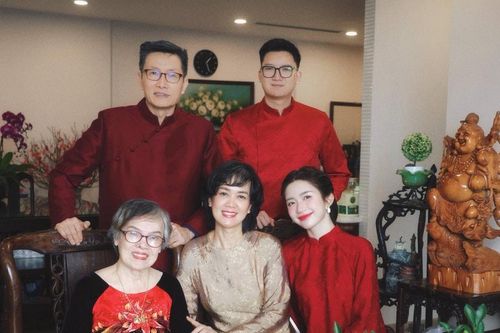 Diễn viên Ngọc Huyền khoe ảnh gia đình chồng: Mẹ chồng là em gái NSƯT Chí Trung
