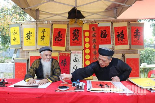 Giữ hồn Tết Việt qua thú chơi câu đối đầu Xuân