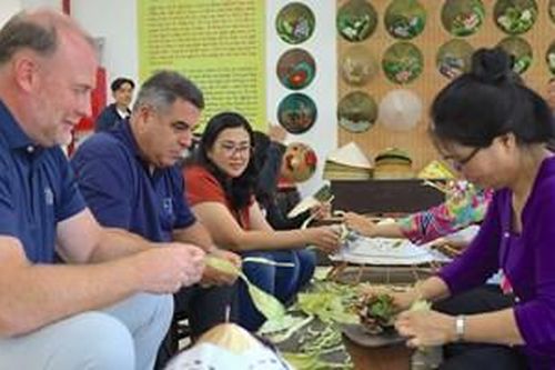 Du khách hào hứng trải nghiệm sản phẩm thủ công, nghề truyền thống