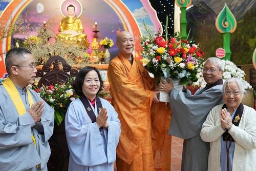 Hà Nội: Đạo tràng Pháp Hoa về chùa Bằng lễ Phật trong ngày đầu năm mới