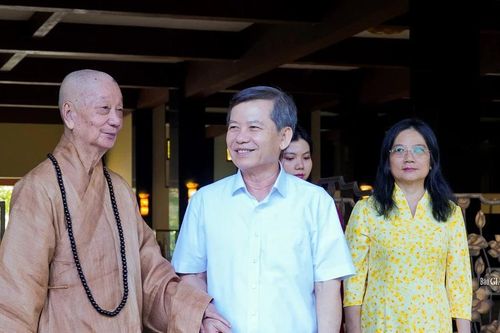 Ông Lê Minh Trí cùng gia đình thăm Đại lão Hòa thượng Thích Trí Quảng trước thềm Xuân Bính Ngọ