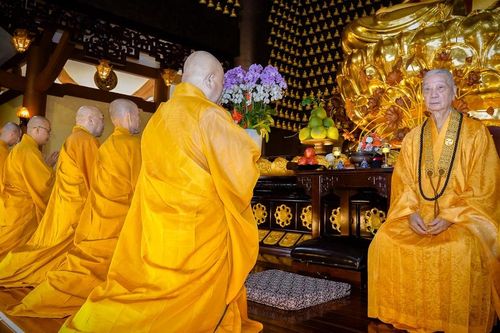 Hàng ngàn Tăng Ni, Phật tử Đạo tràng Pháp Hoa khánh tuế Đức Pháp chủ và khai đàn Pháp hội Dược Sư đầu năm