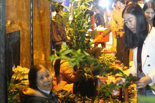 Độc đáo phiên chợ mỗi năm chỉ họp một lần vào đêm mùng 2 Tết ở Quảng Trị