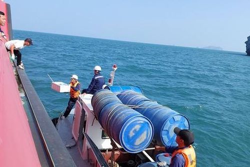 Những hải trình đầy ắp yêu thương từ đất liền ra đảo xa