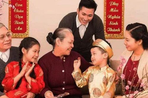 Đừng để trẻ chỉ chơi điện thoại ngày Tết: Ông bà có thể dạy nhiều hơn thế