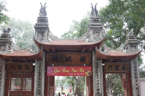 Người dân, du khách nhộn nhịp đi lễ Thăng Long tứ trấn cầu bình an