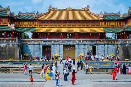 Đầu năm mới, du khách nườm nượp tham quan Di sản Huế