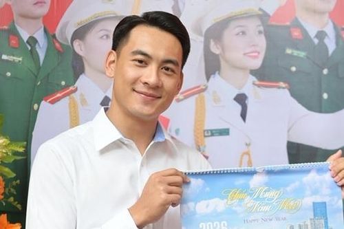 Từ 'soái ca Cảnh vệ' A80 đến người mẫu ảnh lịch