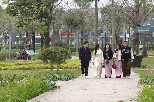 Người dân du xuân, trải nghiệm Công viên Thiên văn học dịp Tết