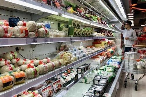 Thị trường hàng hóa mùng 3 Tết nhộn nhịp, giá tăng nhẹ