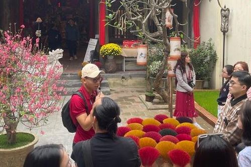 Mùng 3 Tết: Người dân nô nức du xuân, các điểm đến văn hóa Hà Nội đón đông đảo du khách