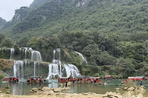 Không khí các điểm vui chơi ngày Tết