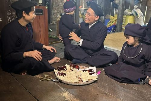Giữ lửa Tết nơi nếp nhà người Tày
