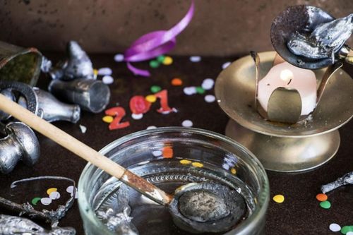 Đập đĩa, đốt hình nộm: Thế giới đón năm mới kỳ lạ thế nào?