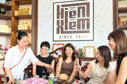 Gọi xuân về trong hương trà sen Tây Hồ