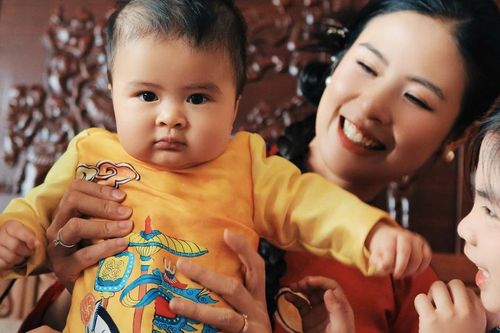 Khoảnh khắc Tết đầu tiên của quý tử 6 tháng tuổi nhà Ngọc Hân
