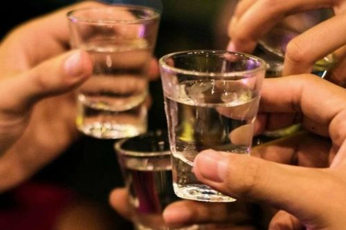 Cách làm chậm cơn say và giảm tổn thương gan do rượu trong ngày Tết