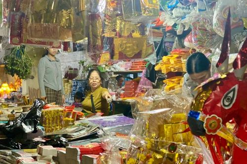 Người dân tất bật chuẩn bị đồ lễ đầu năm mới 2026
