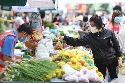 Thị trường hàng hóa mùng 3 Tết: Nguồn cung dồi dào, giá cả ổn định