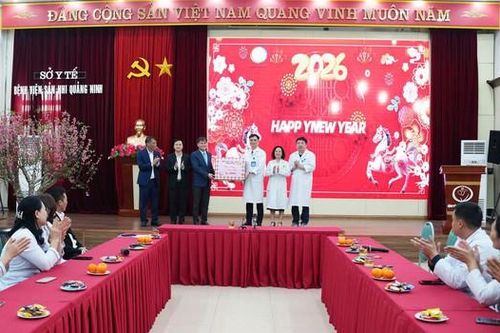 Lãnh đạo tỉnh Quảng Ninh thăm, chúc Tết cán bộ y bác sĩ Bệnh viện Sản nhi