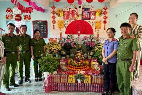 Phạm nhân ngoại ăn Tết Việt