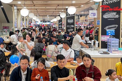 Người dân Thủ đô đổ về trung tâm thương mại, mùng 4 Tết đông kín khách