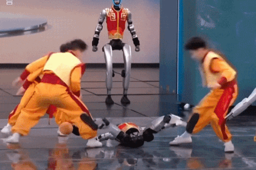 Câu hỏi phía sau màn robot múa võ ở Trung Quốc