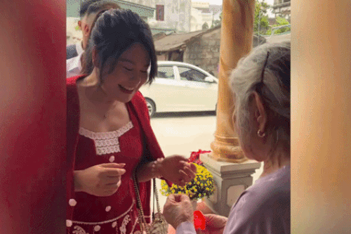 Cháu xếp hàng dài để bà ngoại lì xì 1 chỉ vàng
