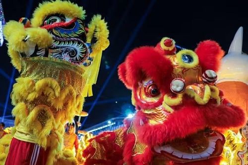 Cảnh sát Thái Lan cải trang múa lân bắt nghi phạm trộm cổ vật