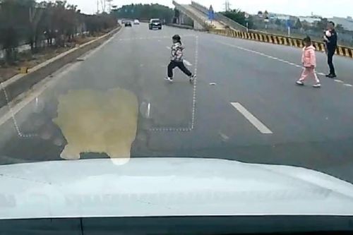 Thót tim cảnh bé trai lao vụt qua mũi ôtô trên cao tốc
