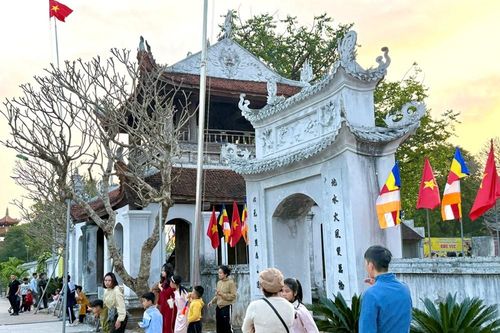 Nô nức dòng người về chùa Đậu du xuân đầu năm