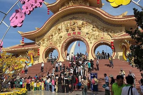 Lễ hội mùa xuân Suối Tiên thu hút đông đảo du khách trong dịp Tết Bính Ngọ