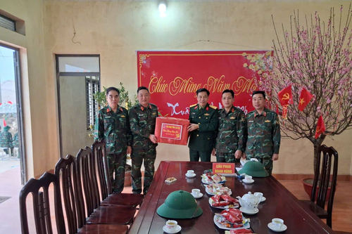 Bộ CHQS tỉnh Lào Cai thăm, chúc Tết lực lượng bảo đảm cầu phao Sông Lô