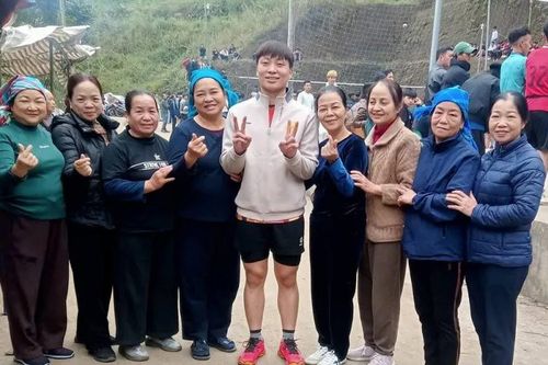 Cựu chủ công Đặng Thị Hồng tham dự giải phong trào