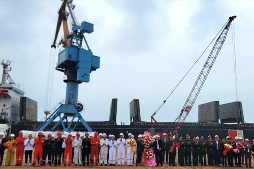 Cảng Vũng Áng đón chuyến tàu 'xông đất' năm Bính Ngọ