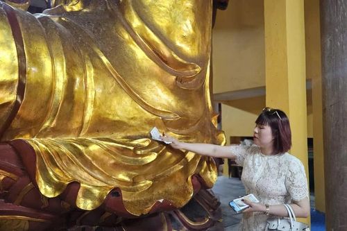 Rút quẻ thẻ, quệt tiền tượng Phật… tại chùa Tranh Hải Phòng