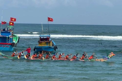 Rộn ràng đua thuyền khai xuân ở làng biển Phước Thiện