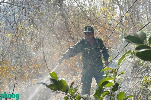 Đồn Biên phòng Lạc Quới kịp thời khống chế, dập tắt cháy rừng tại khu vực Núi Tượng