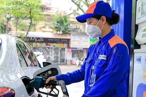 Giá xăng giảm 200 đồng/lít