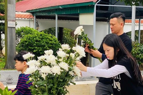 Hàng nghìn người dân về Ngã ba Đồng Lộc dâng hương