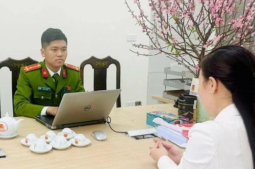 Công an làm việc với vợ chồng chủ ô tô đỗ chắn ngõ nhỏ, thách thức 'phạt 100 triệu đồng cũng không sao'