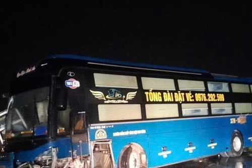 Xe khách và ô tô con tông nhau, cao tốc ùn tắc suốt hai giờ đồng hồ