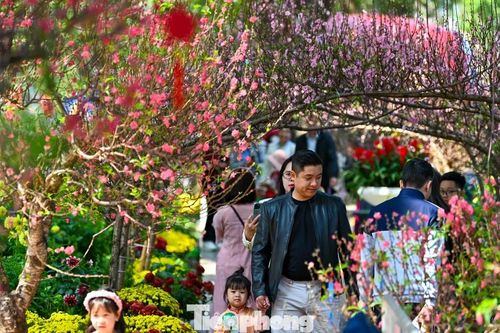 'Biển người' ra Hồ Gươm du xuân