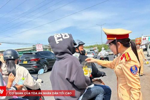 CSGT Tây Ninh tiếp sức cho người dân về dự Hội Xuân núi Bà Đen